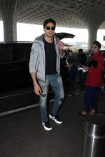 Sidharth Malhotra snapped at the airport on 9th Oct 2015